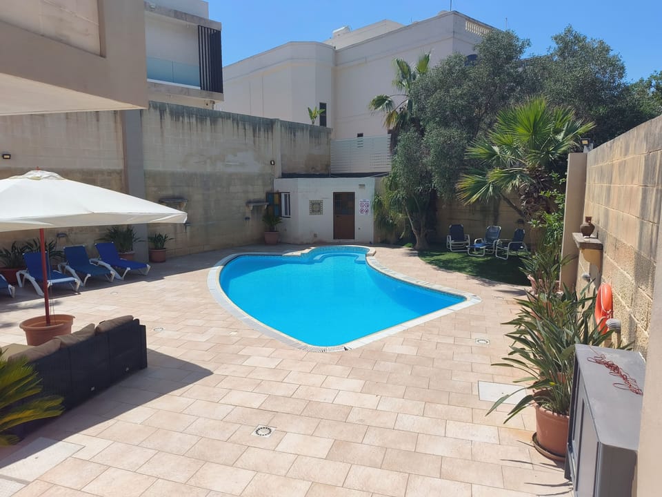 Villa Naxxar Malta - 900 sqm with glorious sunny private pool, sun loungers, BBQ