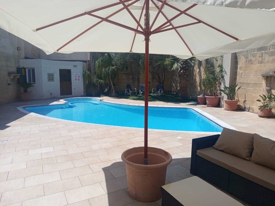 Villa Naxxar Malta - 900 sqm with glorious sunny private pool, sun loungers, BBQ