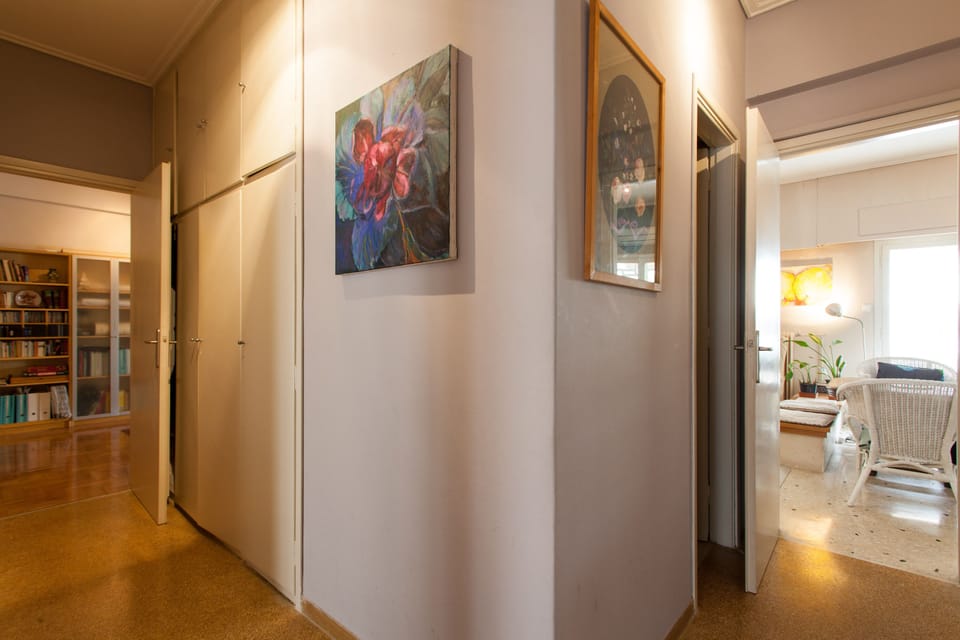 Hallway between kitchen, bedrooms and entrance hall