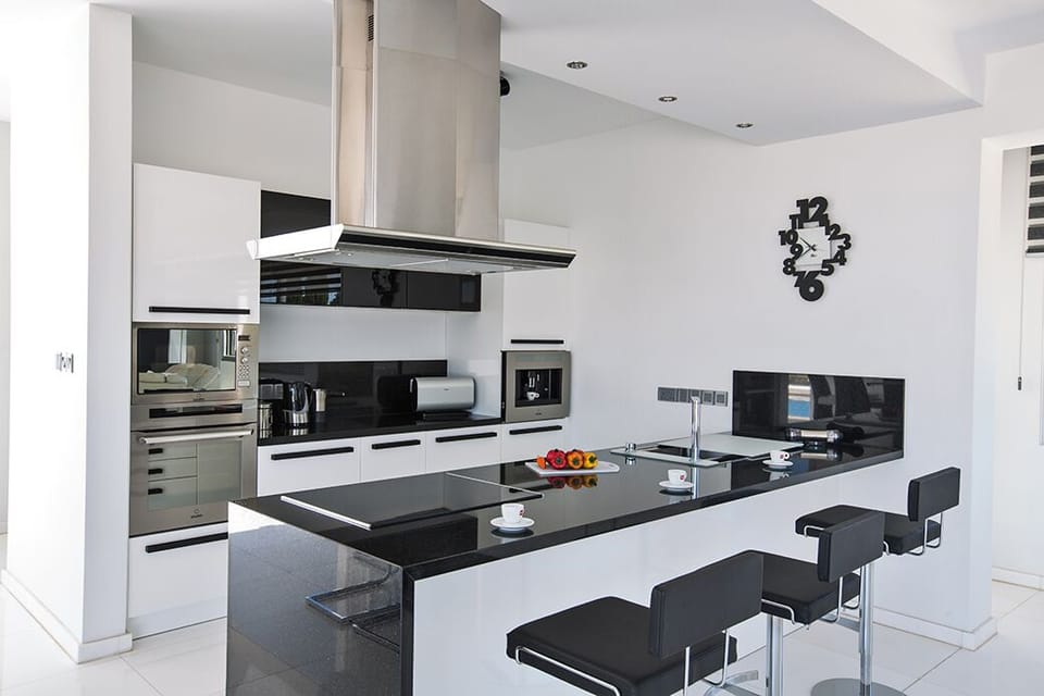 Modern kitchen with breakfast bar with extra seating for 3 persons