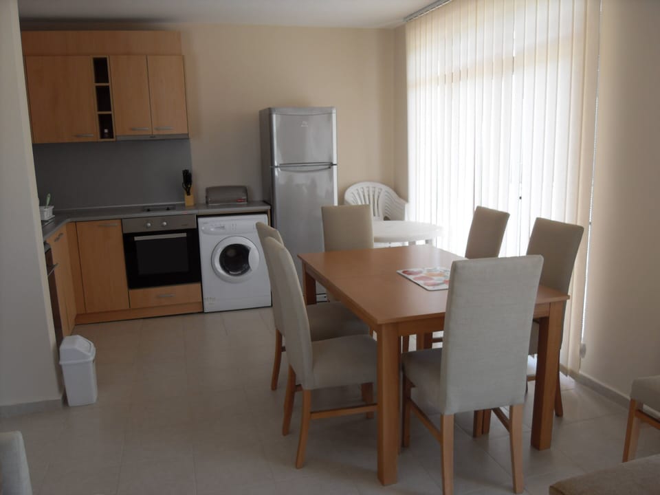 Kitchen & dining area