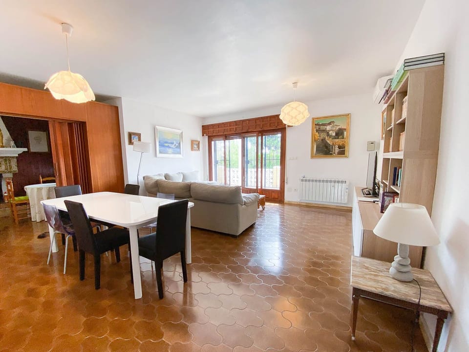 Sitting room and dining area