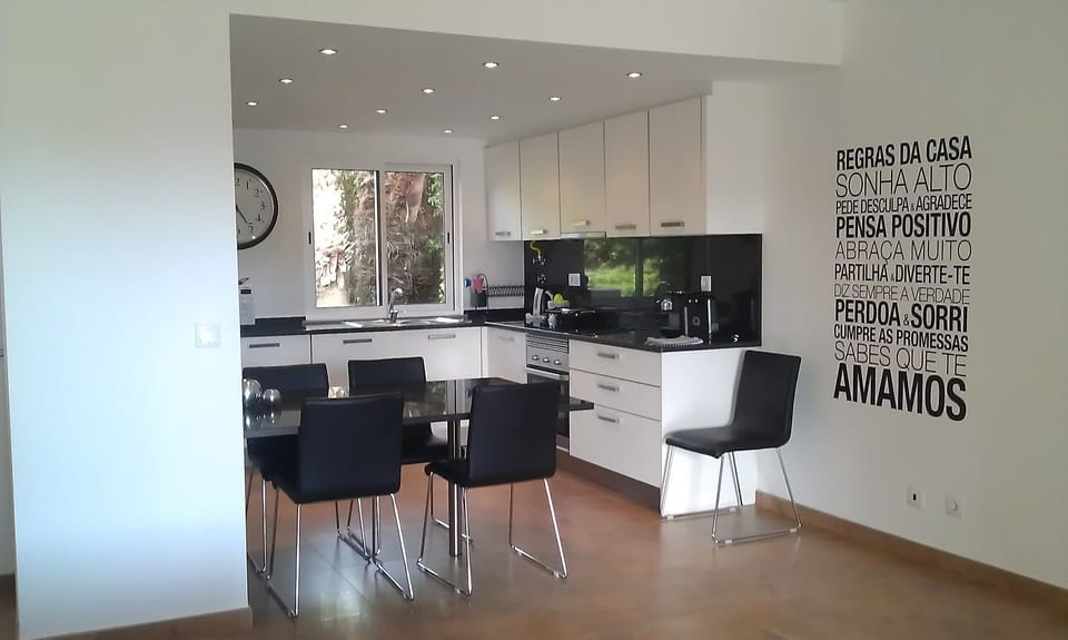 Kitchen & dining area