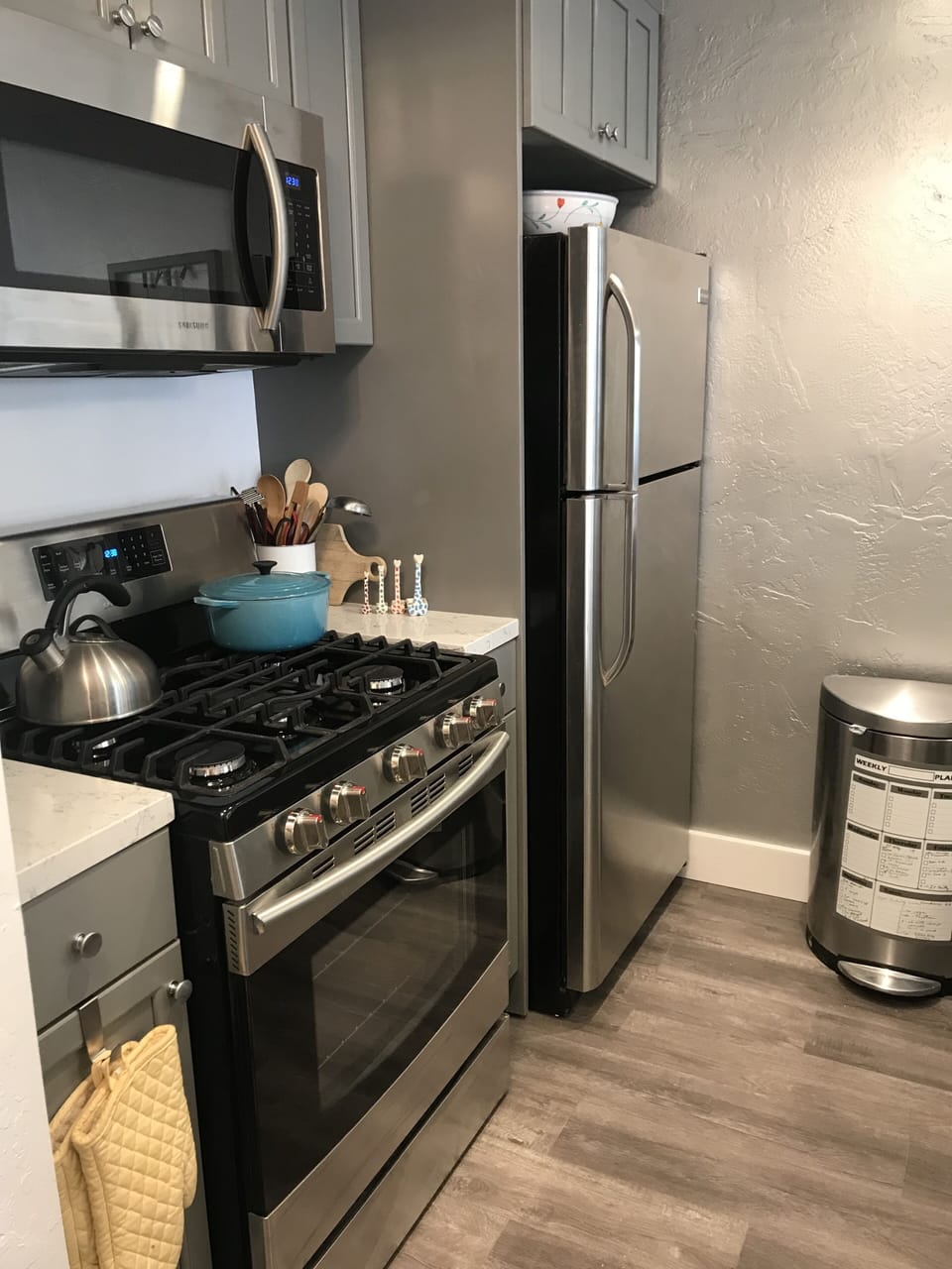 Kitchen equipped with stainless steel appliances 