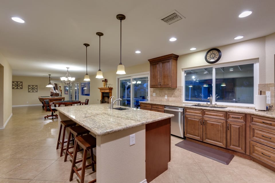 Cook, dine & entertain in style – plenty of room for everyone
