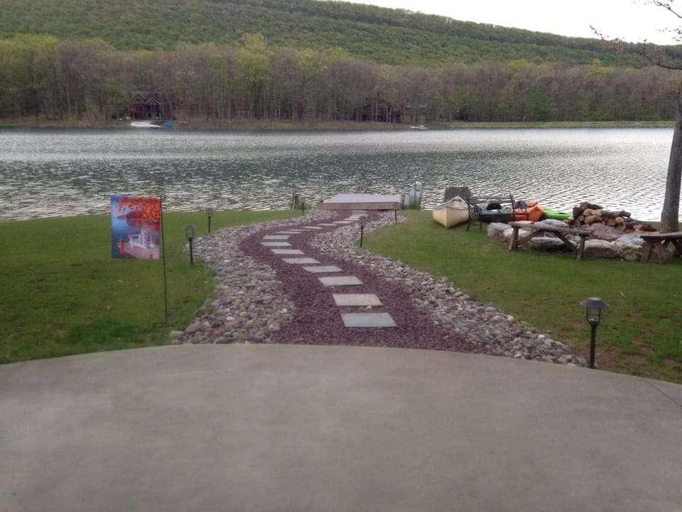 Walk out to lake and fire pit- enjoy kayaks, etc  and lake living !