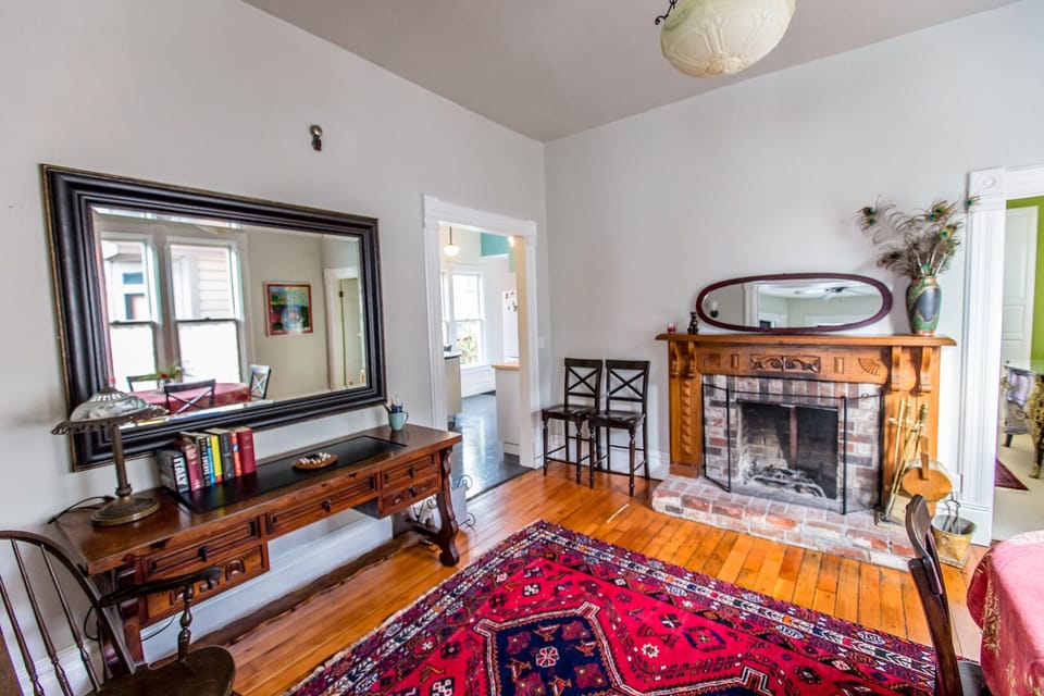 Dining Room with oval table for 6