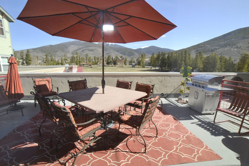 Huge Patio w/BBQ Grill, Umbrellas & Views. Morning Coffee, Dinner or Drinks.