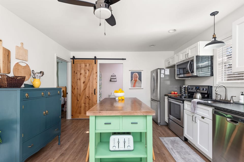 Full equipped kitchen and dining space. 