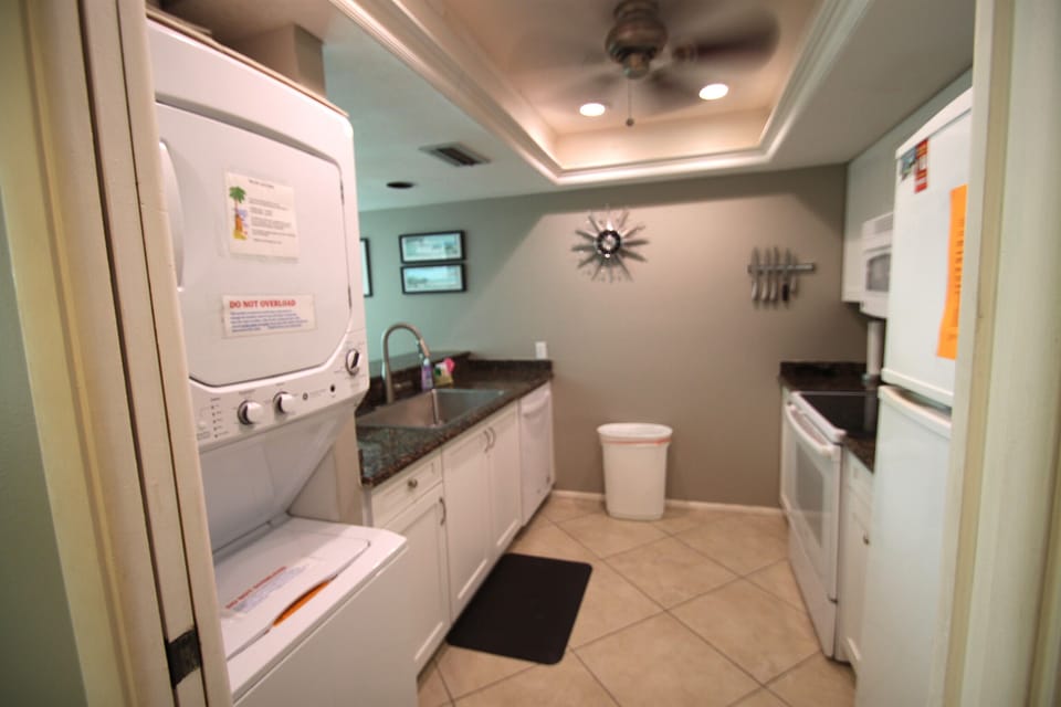 Washer/Dryer, ice maker, microwave, granite