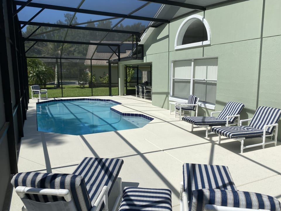 Extended pool deck with 4 sun loungers