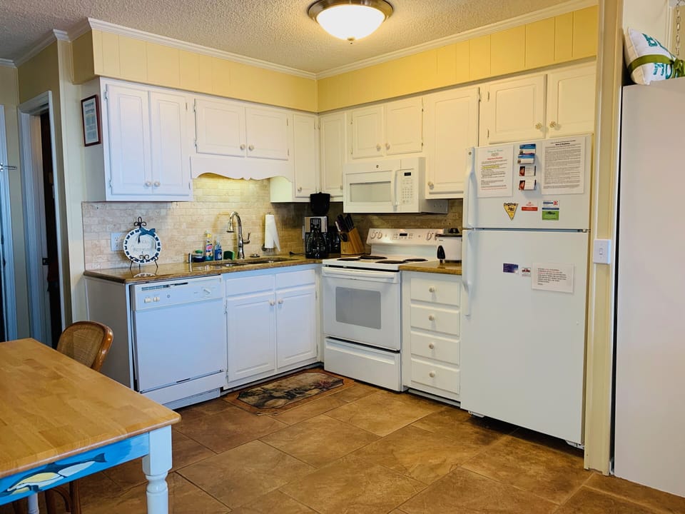 Comforts of home... Dishwasher, Microwave, Blender, Coffee pot