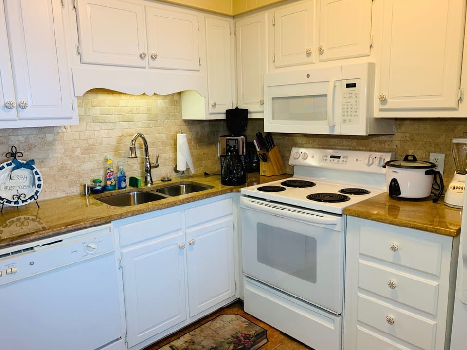 Comforts of home... Dishwasher, Microwave, Blender, Coffee pot