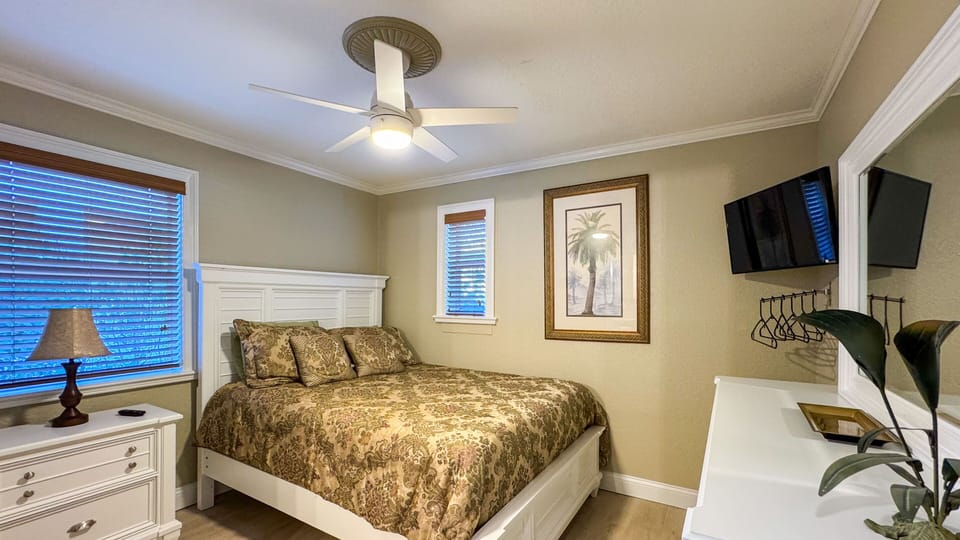 Bedroom 4 with ensuite bath and queen size bed