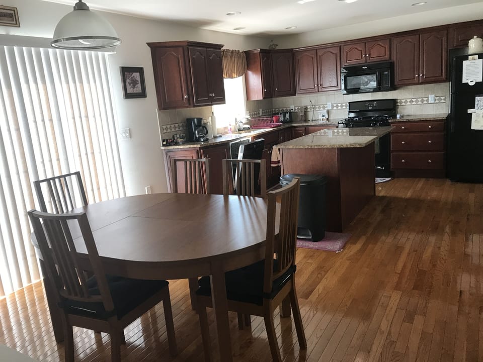 Breakfast area with view to the Kitchen 