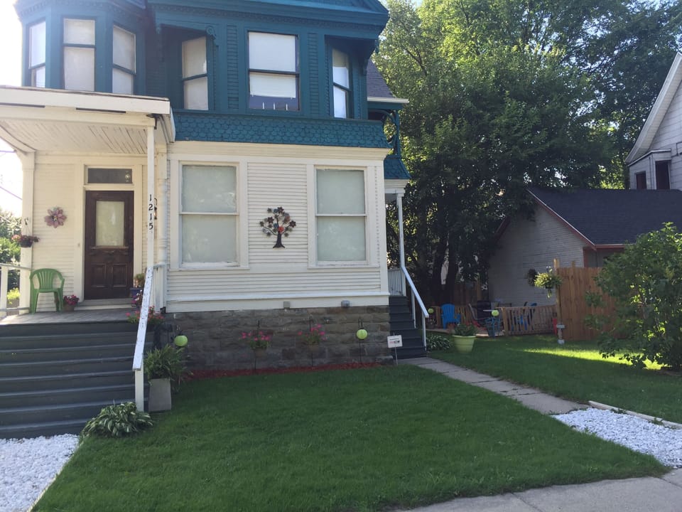 Main Floor 2 Bedroom Apt in Historic Queen Anne Home