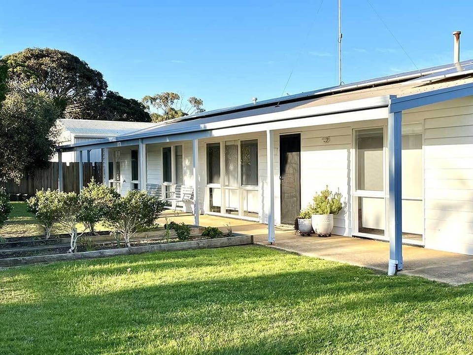 The house is an easy 400 metre walk to the beach, with garden views throughout.