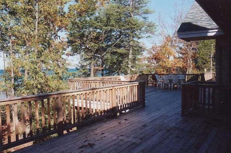 Spacious Cedar Deck 100 Feet from Lake Michigan
