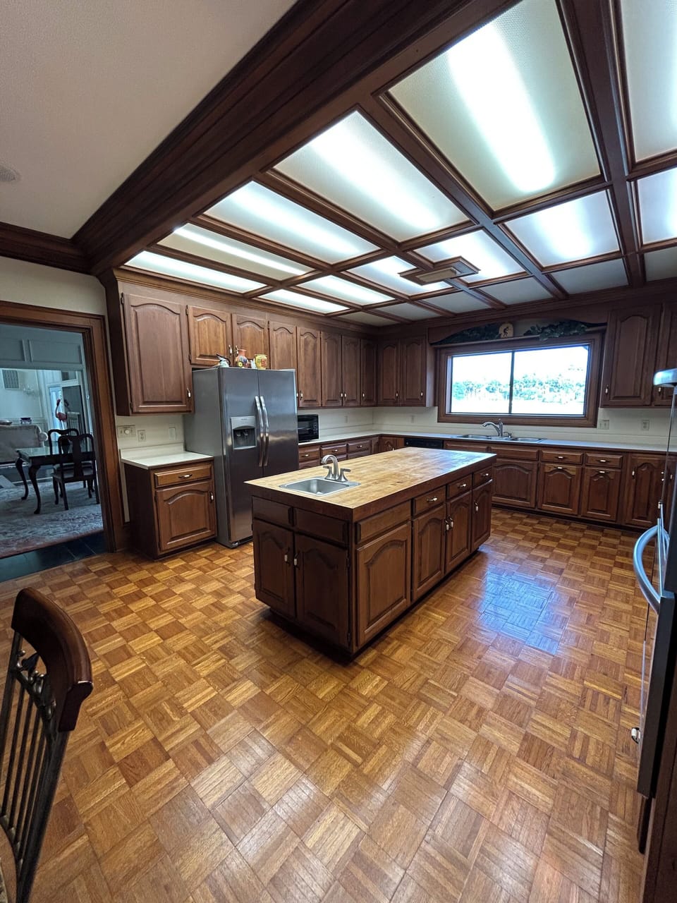 (Full kitchen) Fridge/freezer, microwave, dishwasher, 3-bay sink