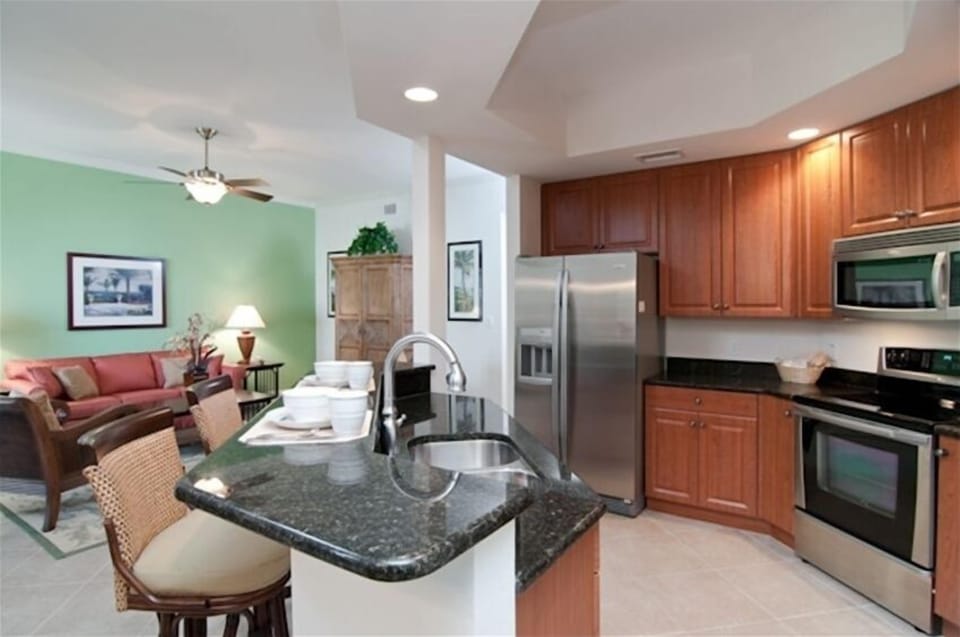 Open Kitchen! Beautiful Granite! Stainless!