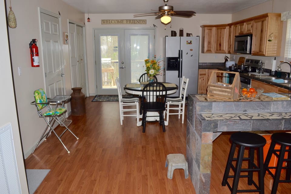 Eat in, fully equipped kitchen 