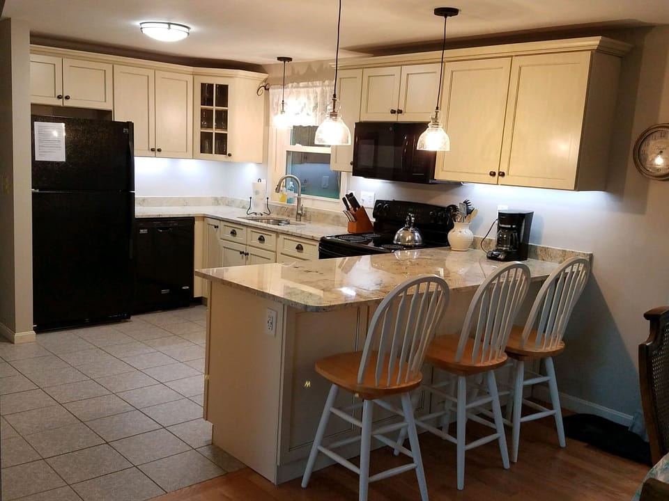 Eat-in kitchen and breakfast bar