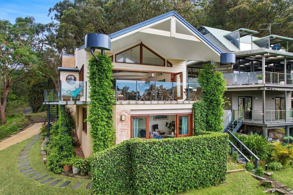 Great views over patonga and minutes from beach !
