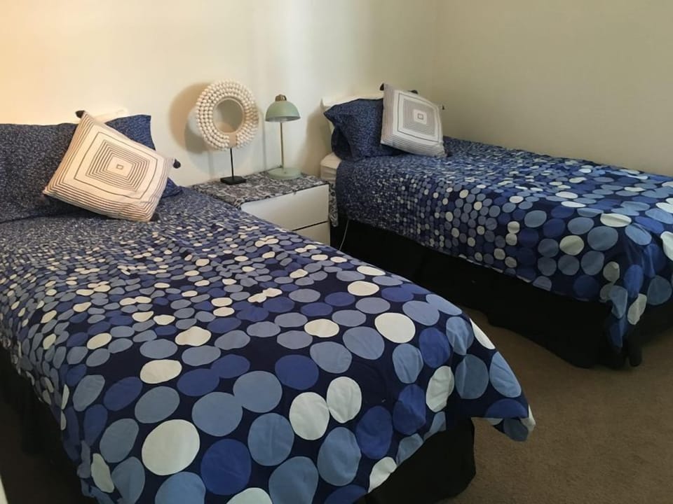 Singles can form a queen bed