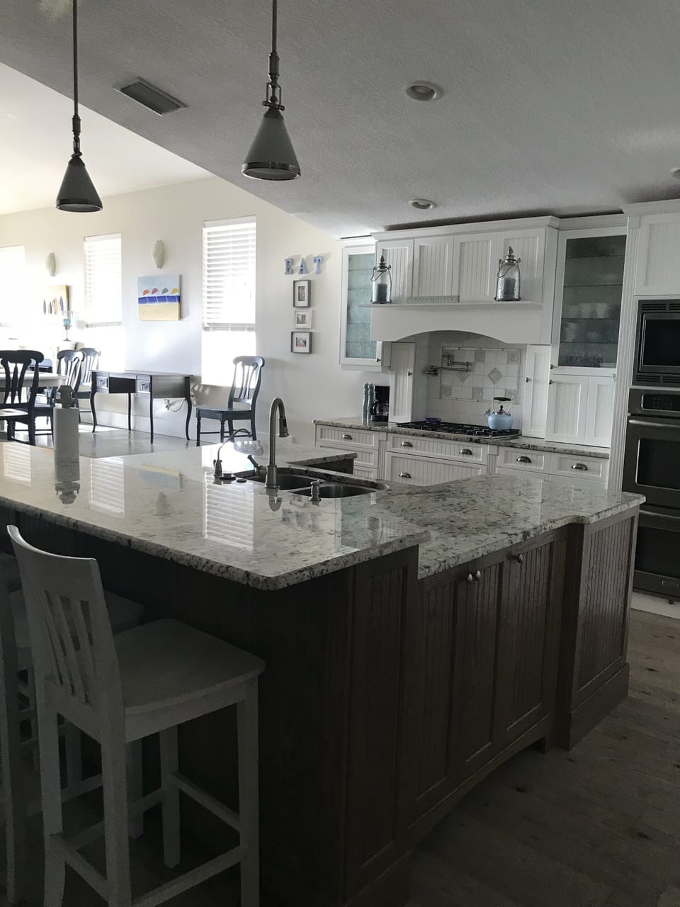 Gourmet Kitchen with bar