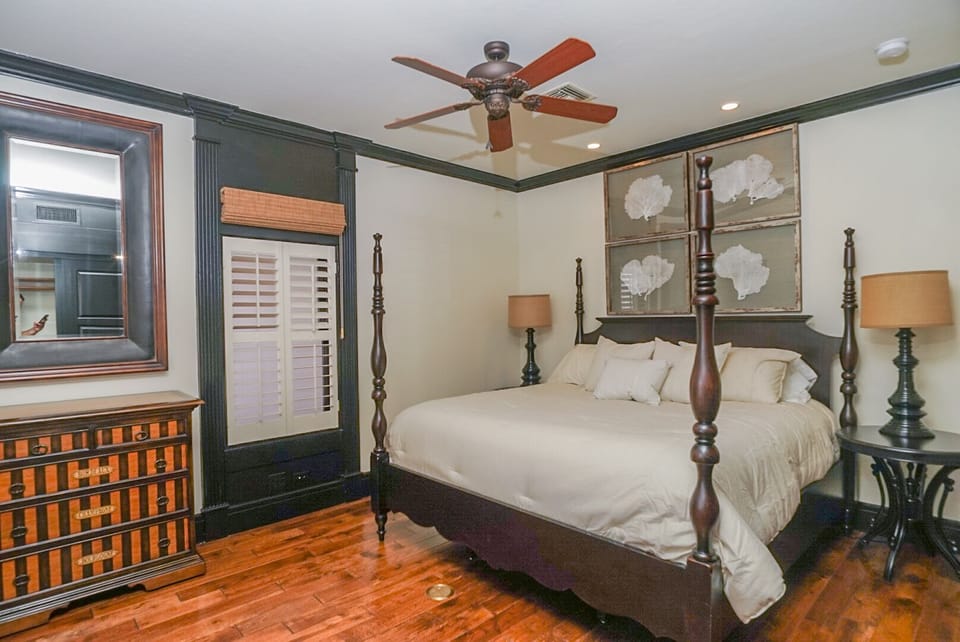 Bedroom 2- king bed