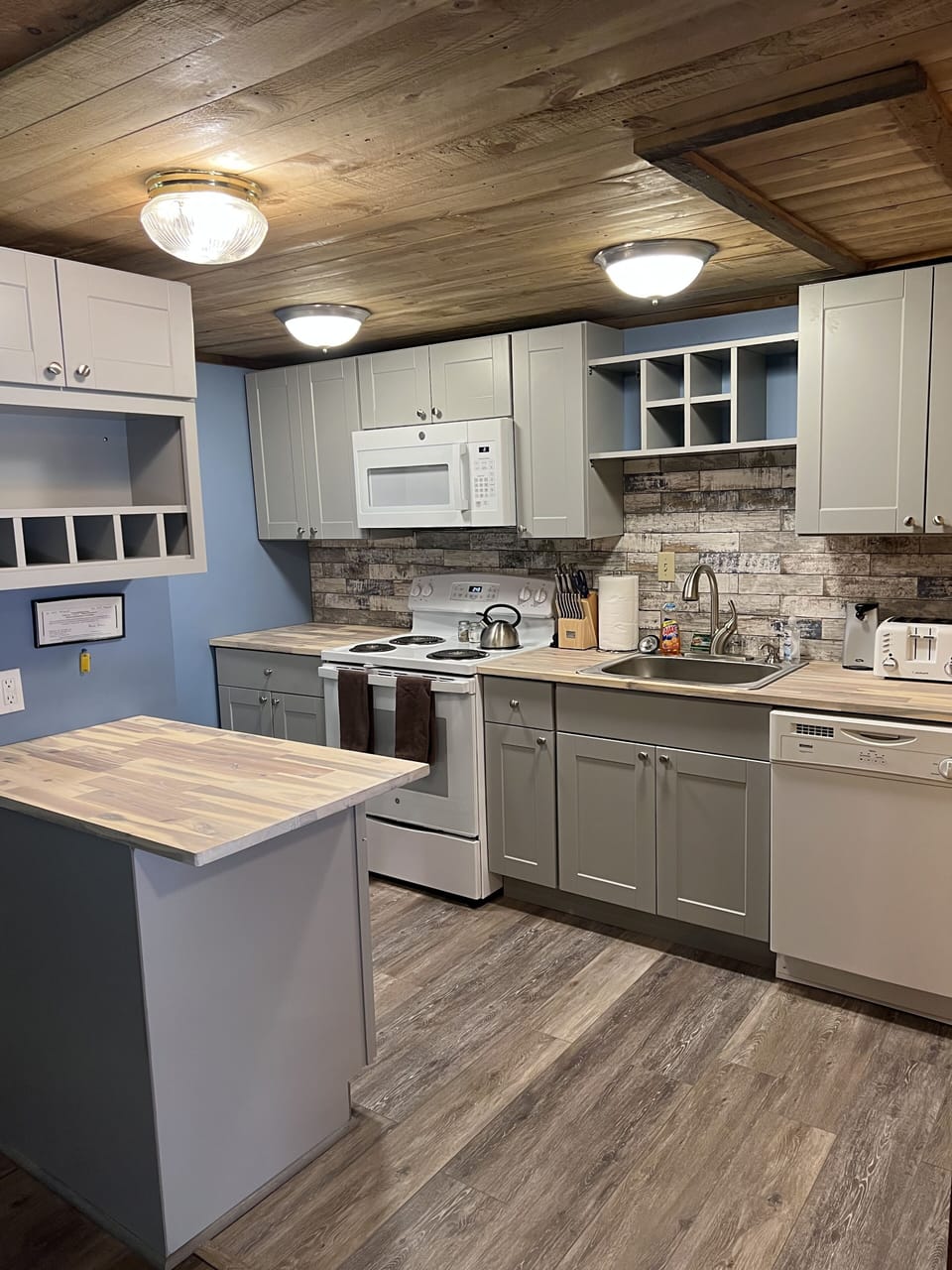 All new fully furnished kitchen with pots, pans, dishes, sglasses provided