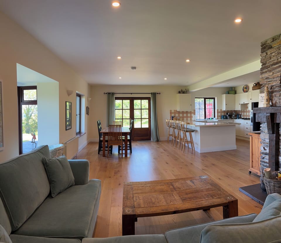 Open plan living. Dining table seats 6, counter seats 4