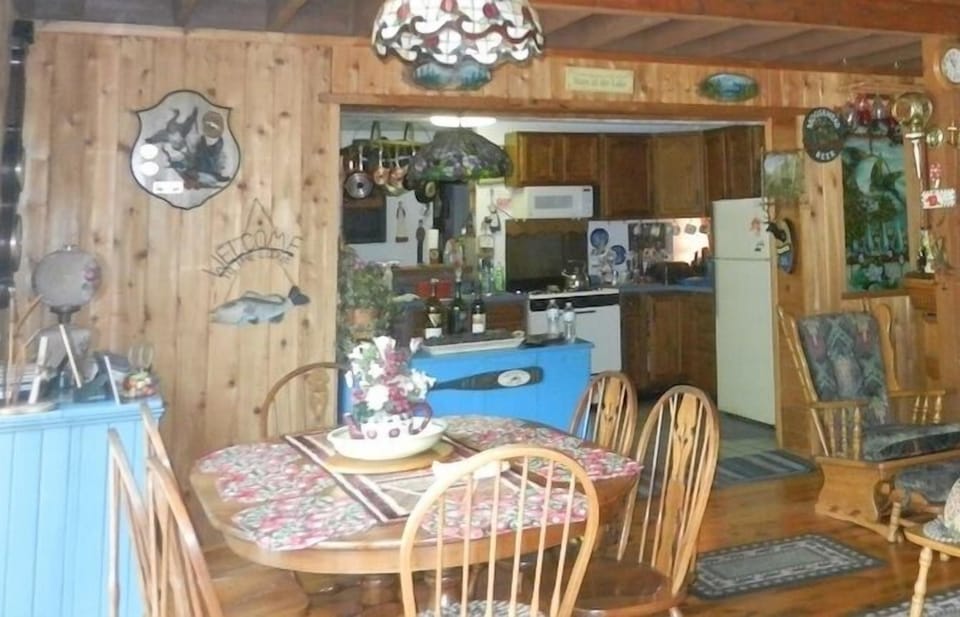 eating area off kitchen