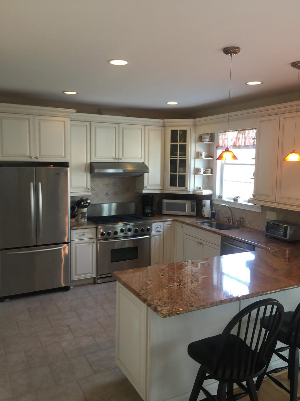 Gourmet chef's kitchen, all stainless steel appliances, Granite countertops