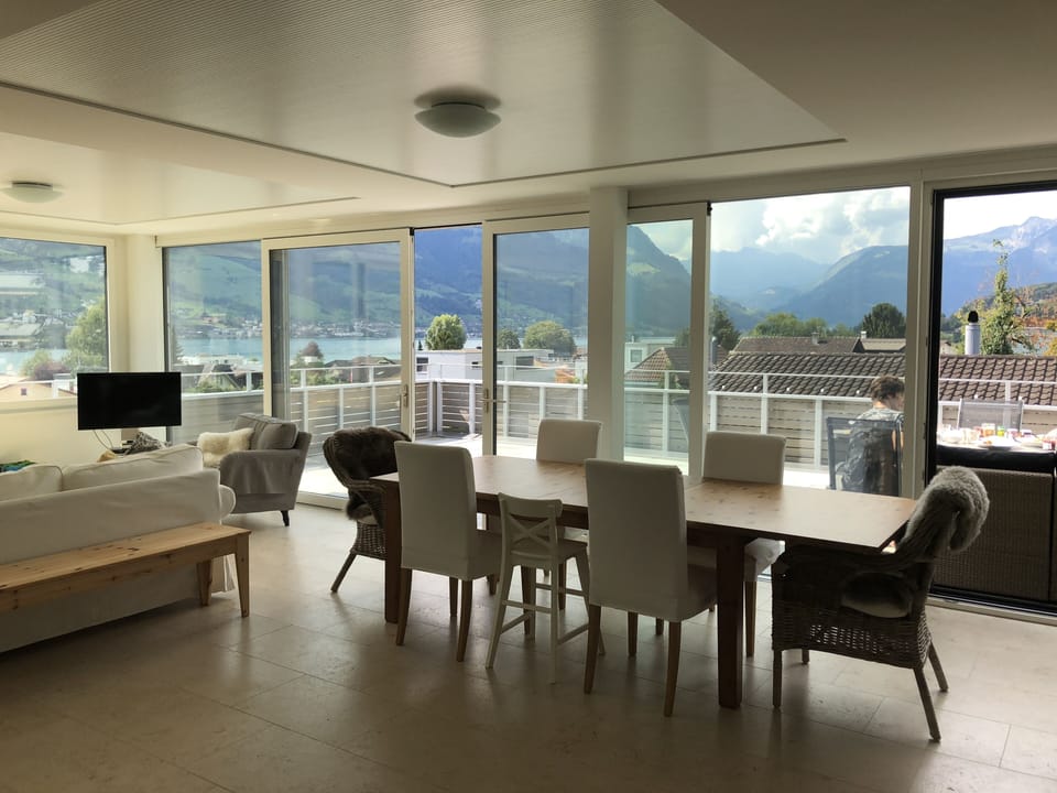 Dinning area, table can be extended 