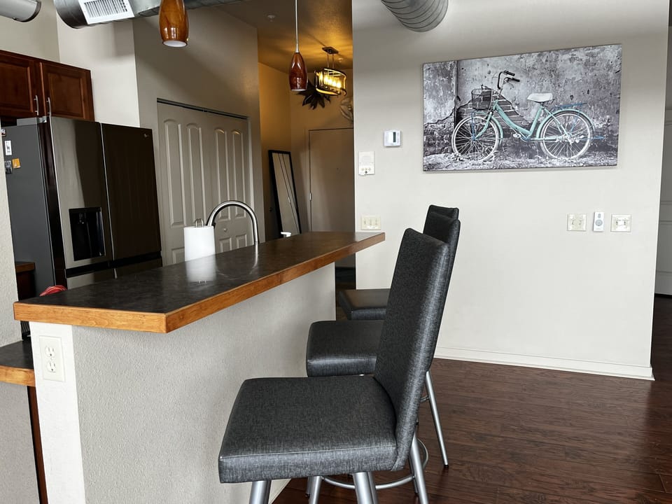 Kitchen Bar Eating Space with 3 Bar Stools