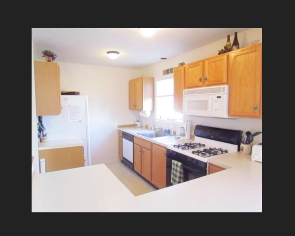 Fully equipped kitchen. Very easy layout to cook, clean up and still socialize!