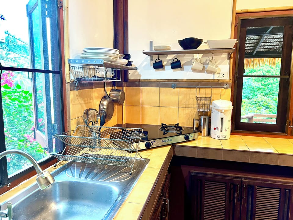 Full Kitchen with small oven, 2 burners, kettle and dishes for 4 people