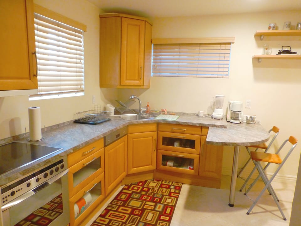 Fully equipped kithen with breakfast area