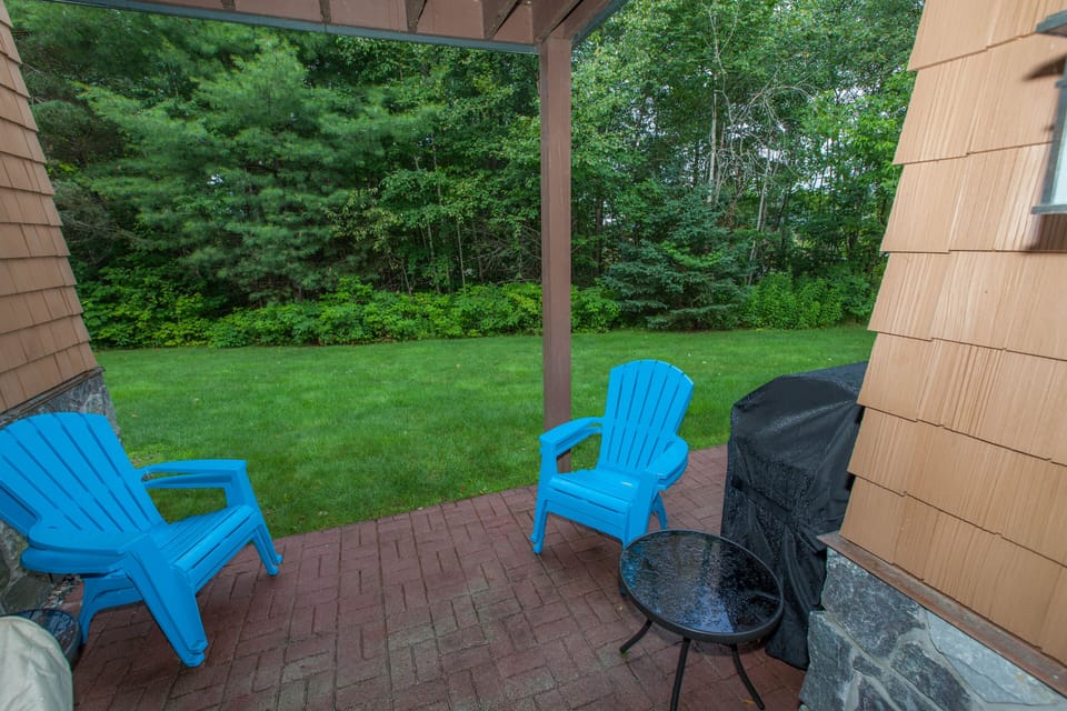 1st fl patio w/ gas grill
