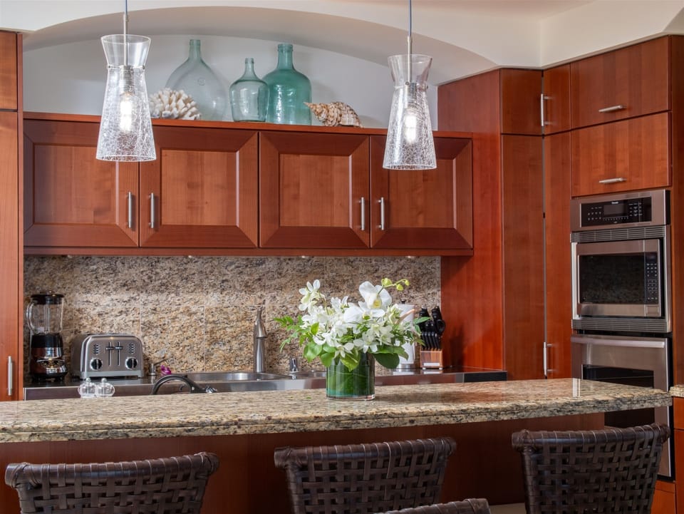 J405 Sea Breeze Suite Fully Equipped Chef Kitchen and Dining Area