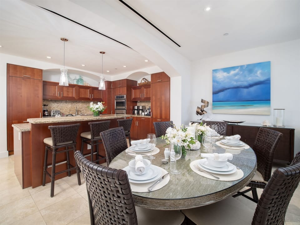 J405 Sea Breeze Suite Fully Equipped Chef Kitchen and Dining Area