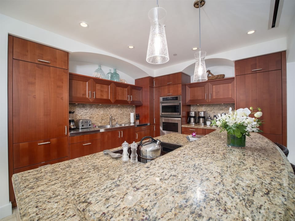 J405 Sea Breeze Suite Fully Equipped Chef Kitchen and Dining Area