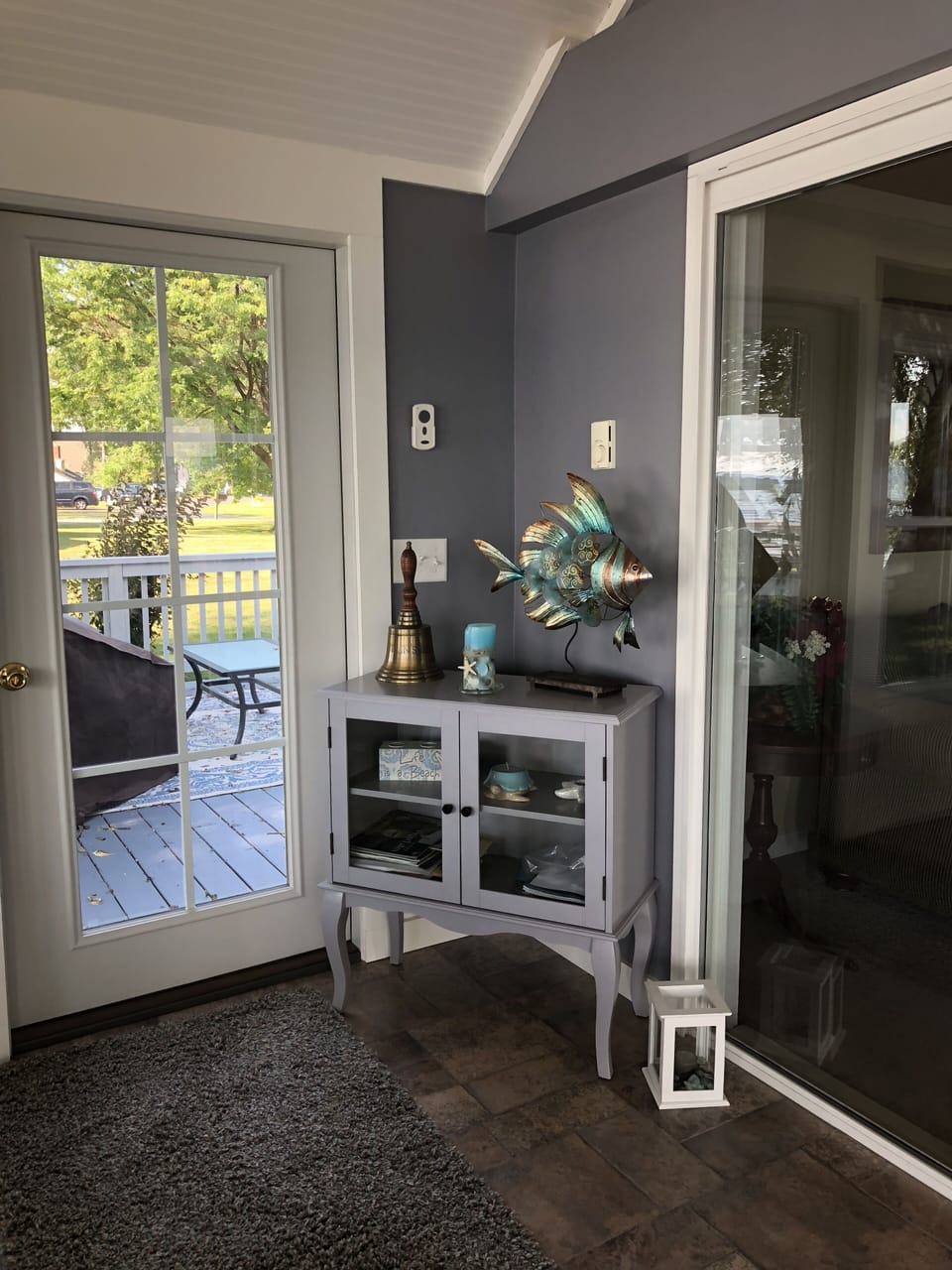 Side entrance to relaxing side deck