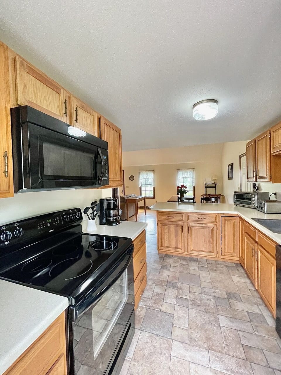 Glasstop stove, microwave,fully stocked.