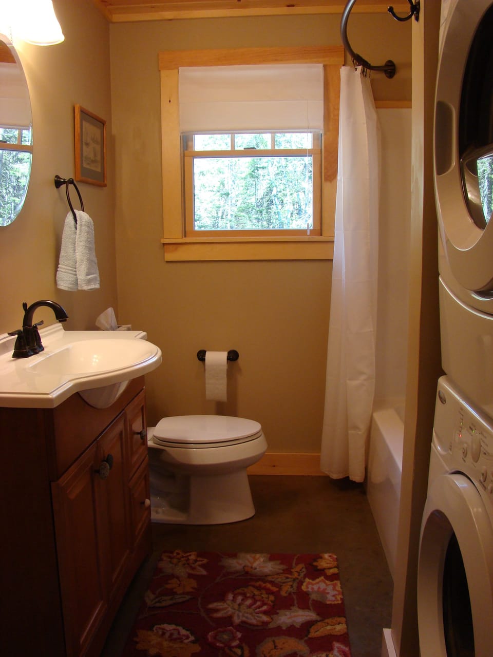 Bathroom with tub/shower and washer/ dryer