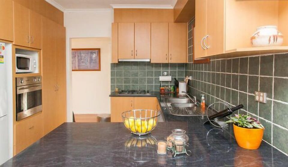 Eltham Retreat - Warm & Bright Home