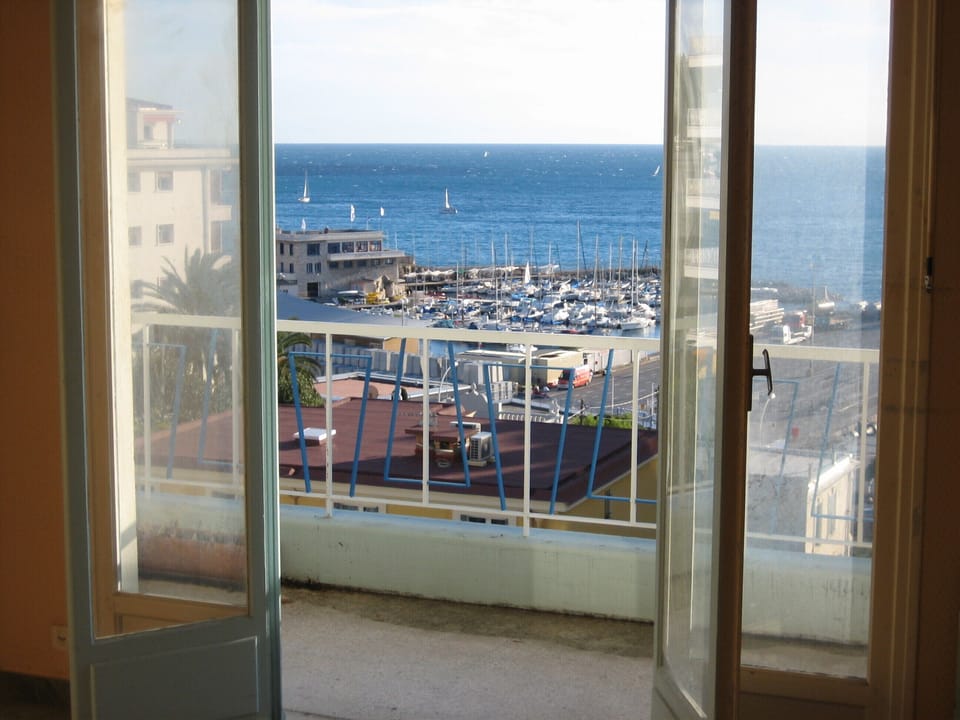Nice apartment in the Port area, with terrace and sea view.