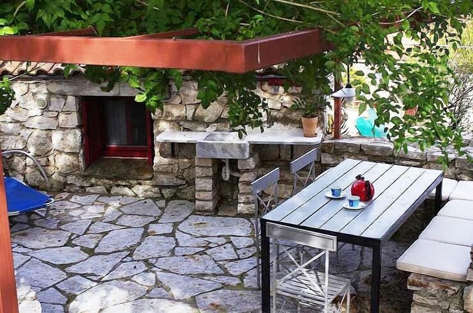 Barbeque, kitchen window