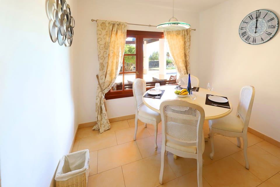 Kitchen breakfast table